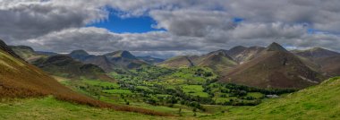 Kedi Çanları 'nın yamaçlarından Derwent Fells' in panoramik görüntüsü. Yüksek kalite fotoğraf