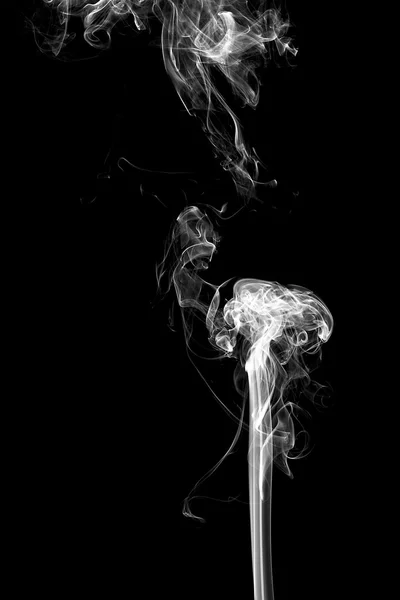 Siyah arkaplanda beyaz duman — Stok fotoğraf