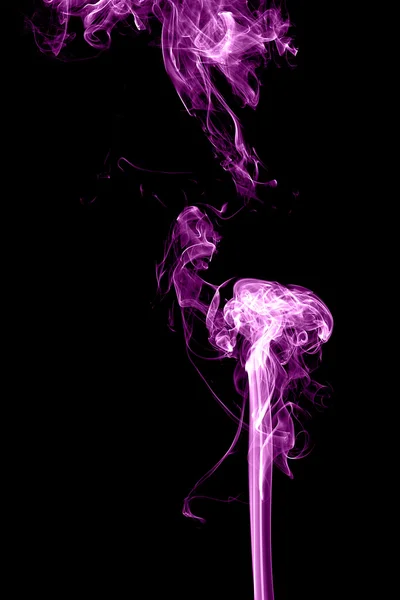 Lila füst a fekete háttér — Stock Fotó