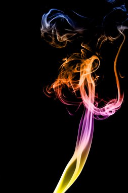 Renk siyah arka plan üzerine duman