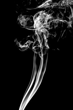 Siyah arkaplanda beyaz duman