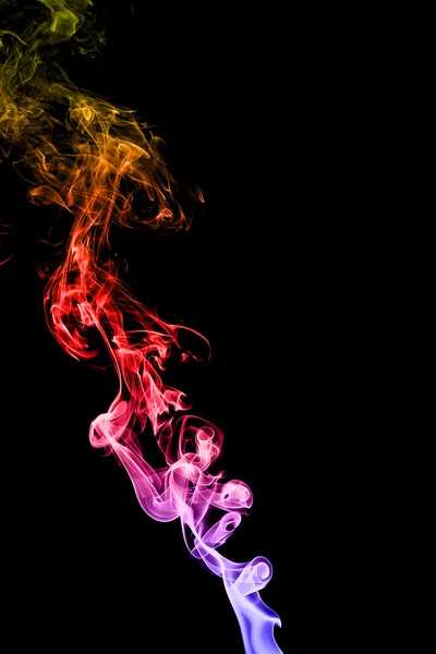 Fumée colorée abstraite sur fond noir — Photo
