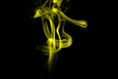 Siyah arkaplanda soyut sarı duman