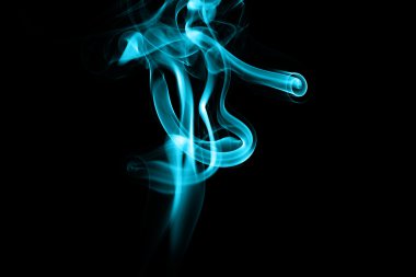 Soyut mavi siyah arka plan üzerine duman