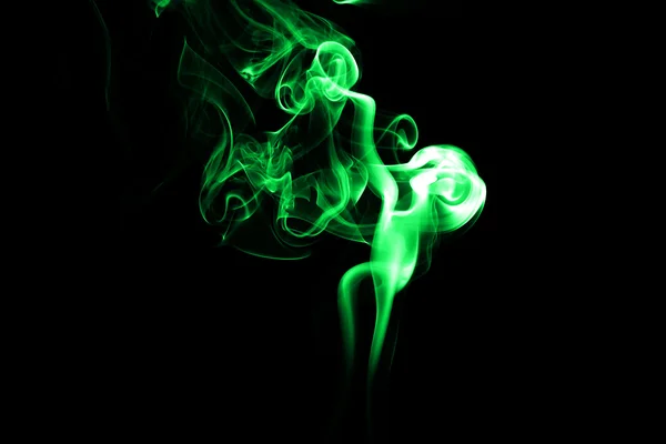 Humo verde abstracto sobre fondo negro — Foto de Stock