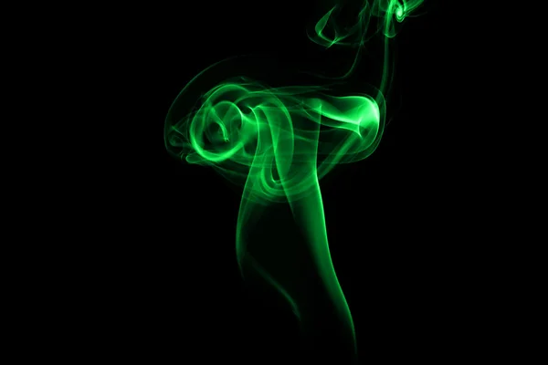 Абстрактный зеленый дым на черном фоне — стоковое фото