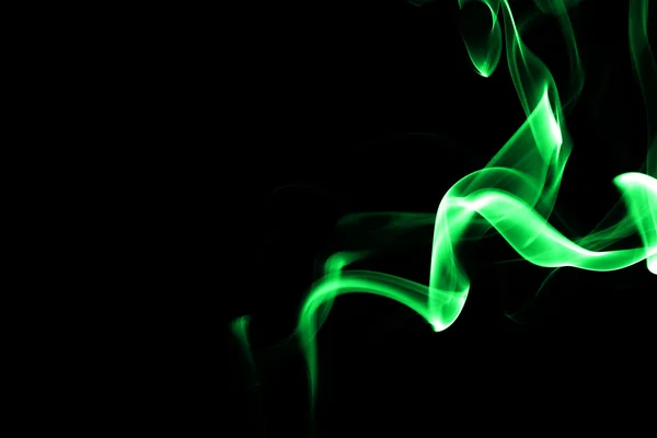 Fumée verte abstraite sur fond noir — Photo