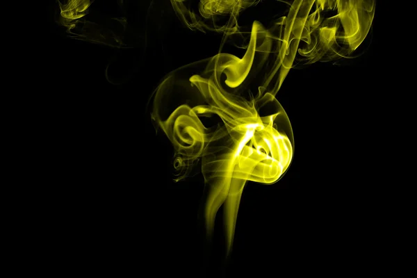 Humo amarillo abstracto sobre fondo negro — Foto de Stock