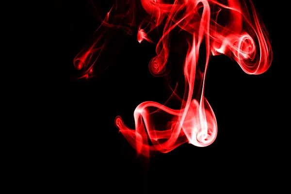 黒の背景に赤い煙 — ストック写真