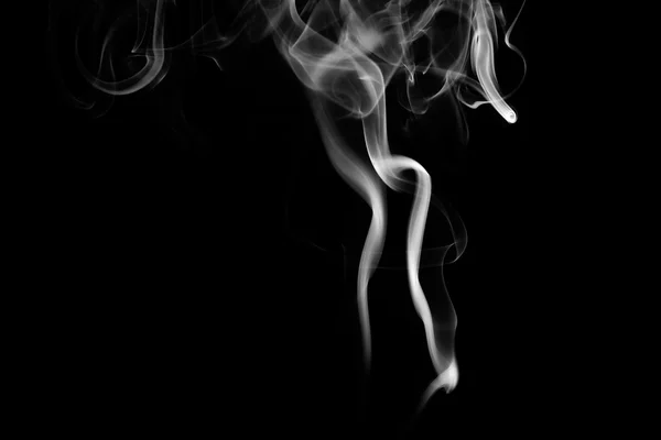 Абстрактний білий дим на чорному фоні — стокове фото