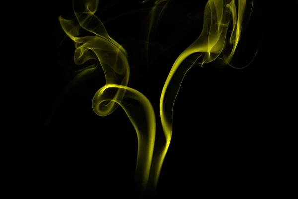 Humo amarillo abstracto sobre fondo negro — Foto de Stock