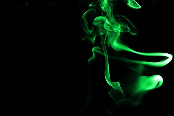 Humo verde abstracto sobre fondo negro — Foto de Stock