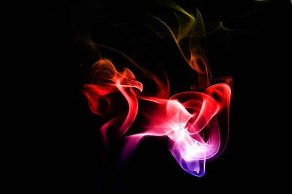 Abstracte kleurrijke rook op zwarte achtergrond — Stockfoto