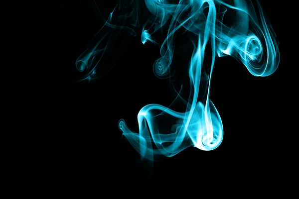 Fumée cyan abstraite sur fond noir — Photo