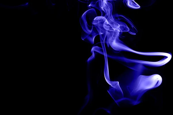 Siyah arkaplanda soyut mavi duman — Stok fotoğraf