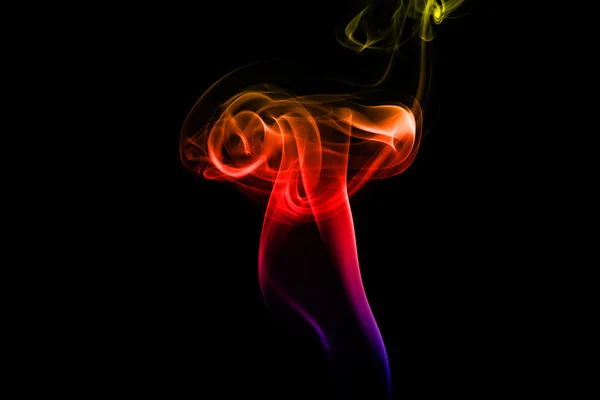 배경 이 검은 색으로 된 추상적 인 다채 로운 연기 — 스톡 사진
