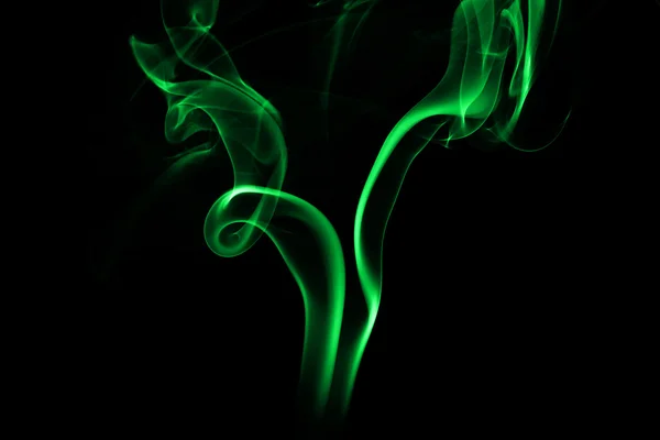 검은 배경에 선명 한 녹색 연기 — 스톡 사진
