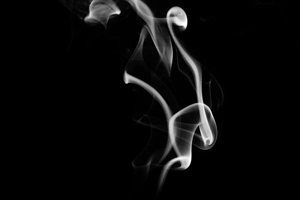 Fumée blanche abstraite sur fond noir — Photo