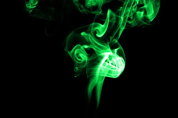 Humo verde abstracto sobre fondo negro — Foto de Stock