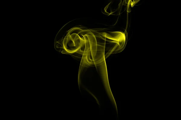 Fumée jaune abstraite sur fond noir — Photo