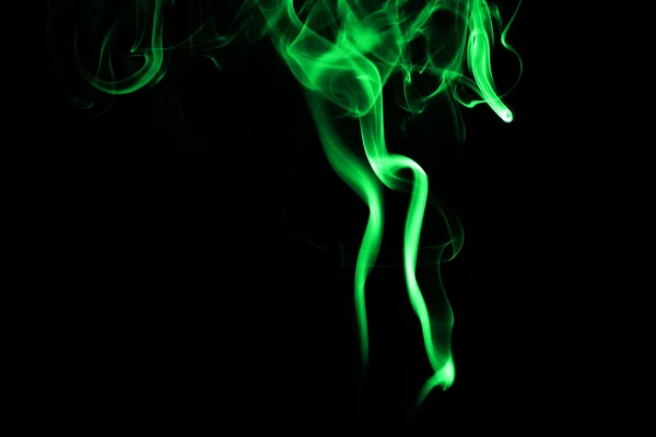 Αφηρημένος πράσινος καπνός σε μαύρο φόντο — Φωτογραφία Αρχείου