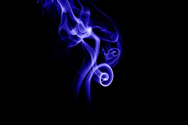Abstraktní modrý kouř na černém pozadí — Stock fotografie