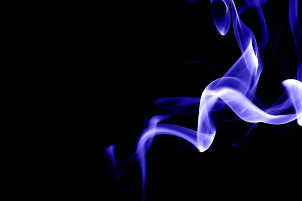 Abstract blauwe rook op zwarte achtergrond — Stockfoto