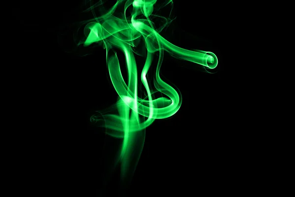 검은 배경에 선명 한 녹색 연기 — 스톡 사진