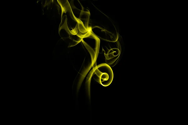 Абстрактний жовтий дим на чорному тлі — стокове фото