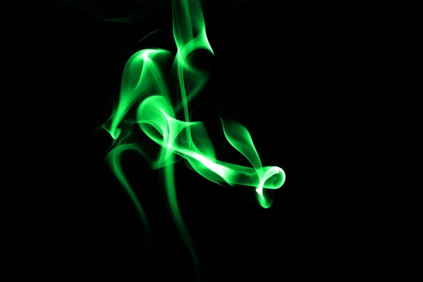 Humo verde abstracto sobre fondo negro — Foto de Stock