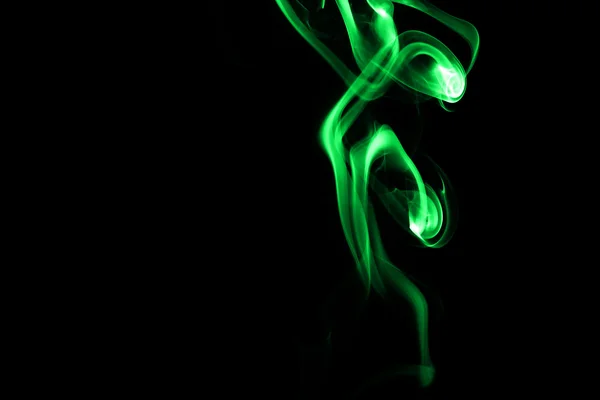 Abstract groene rook op zwarte achtergrond — Stockfoto