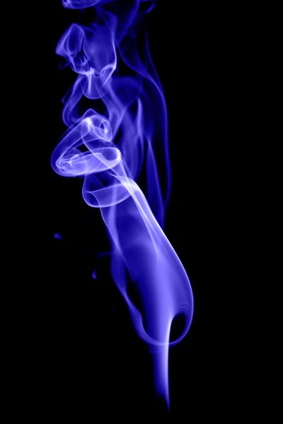 검은 배경에 선명 한 청색 연기 — 스톡 사진