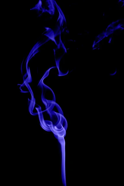 Abstrato fumaça azul no fundo preto — Fotografia de Stock