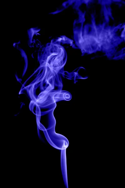 Humo azul abstracto sobre fondo negro — Foto de Stock