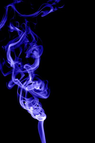 검은 배경에 선명 한 청색 연기 — 스톡 사진