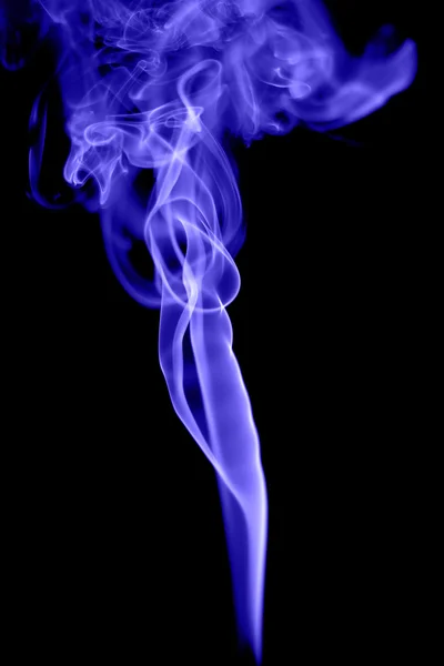 Astratto fumo blu su sfondo nero — Foto Stock