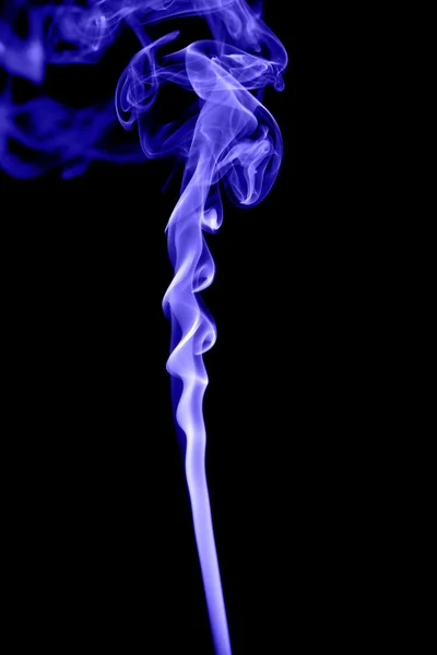 Абстрактний синій дим на чорному тлі — стокове фото