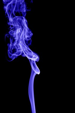 Siyah arkaplanda soyut mavi duman