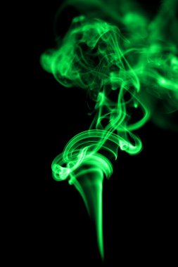 Siyah arkaplanda soyut yeşil duman