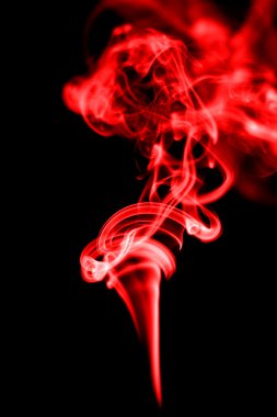 Siyah arkaplanda soyut kırmızı duman