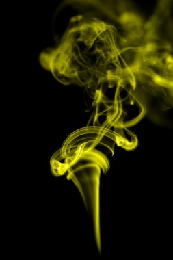 Siyah arkaplanda soyut sarı duman