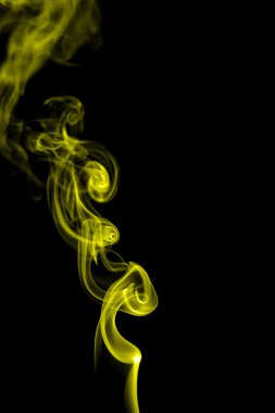 Siyah arkaplanda soyut sarı duman
