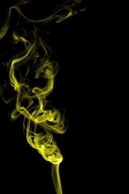 Siyah arkaplanda soyut sarı duman