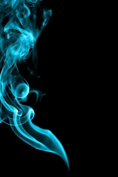 Абстрактный циановый дым на черном фоне — стоковое фото
