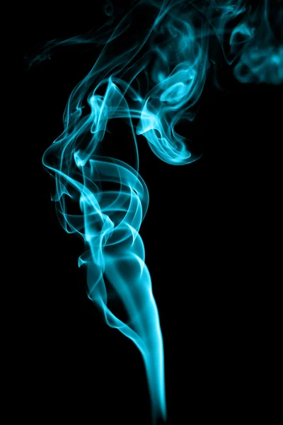 烟在黑色背景上的抽象青色 — 图库照片