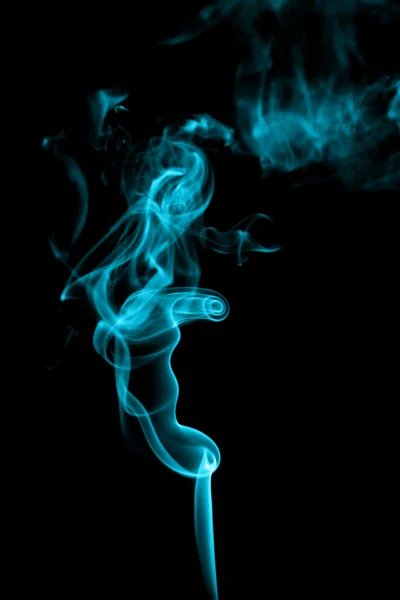 Abstrakt cyan rök på svart bakgrund — Stockfoto