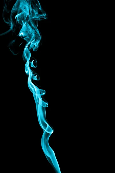 Абстрактний блакитний дим на чорному тлі — стокове фото