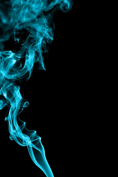 Fumée cyan abstraite sur fond noir — Photo