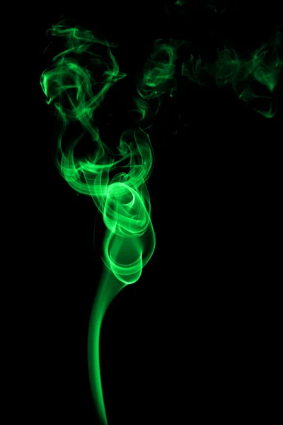 Abstrakter grüner Rauch auf schwarzem Hintergrund — Stockfoto