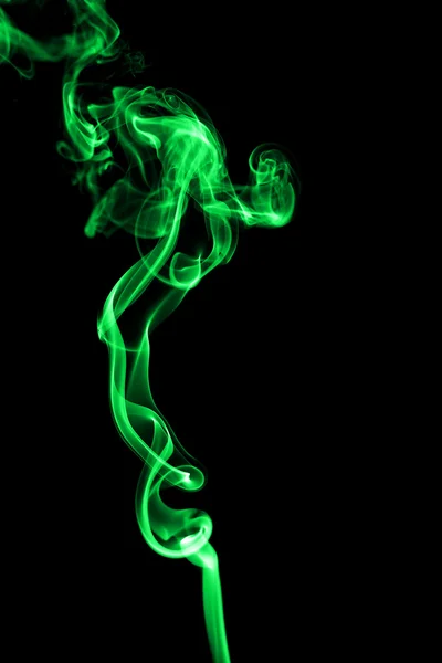 Fumée verte abstraite sur fond noir — Photo